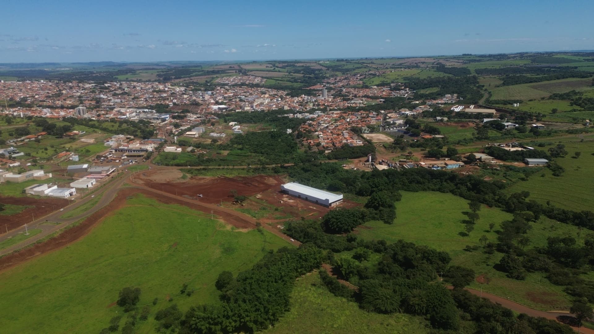 Vista aérea do Parque das Flores e da cidade de Sacramento-MG
